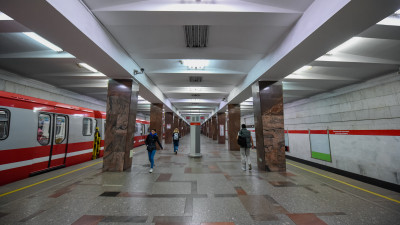 В Петербурге на «красной» ветке метро высадили пассажиров