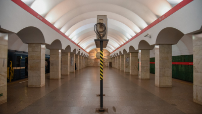 Станция метро «Лесная» закрылась на вход из-за остановки эскалатора