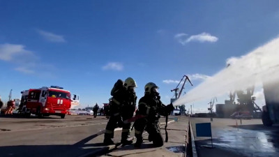 Сотрудники МЧС справились с условным «пожаром» в Морском порту Петербурга