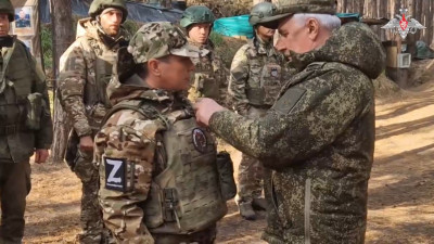 Горемыкин вручил государственные награды военнослужащим в передовом районе СВО