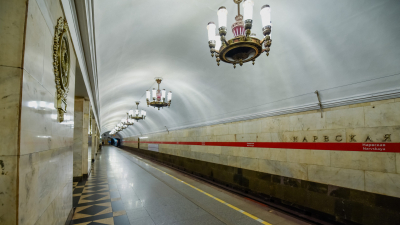 Человек упал на пути на красной ветке метро в Петербурге