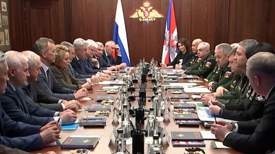 По приглашению Министра обороны Сергея Шойгу Председатель Совета Федерации Федерального Собрания РФ Валентина Матвиенко и Комитет Совета Федерации по обороне и безопасности провели выездное совещание