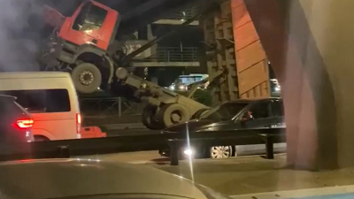 Грузовик зацепился за мост и «встал на дыбы» на Витебском проспекте