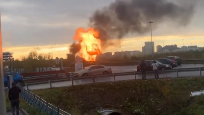 Баллоны, взрывы и пожар: на съезде с КАД в Бугры легковушка столкнулась с грузовиком