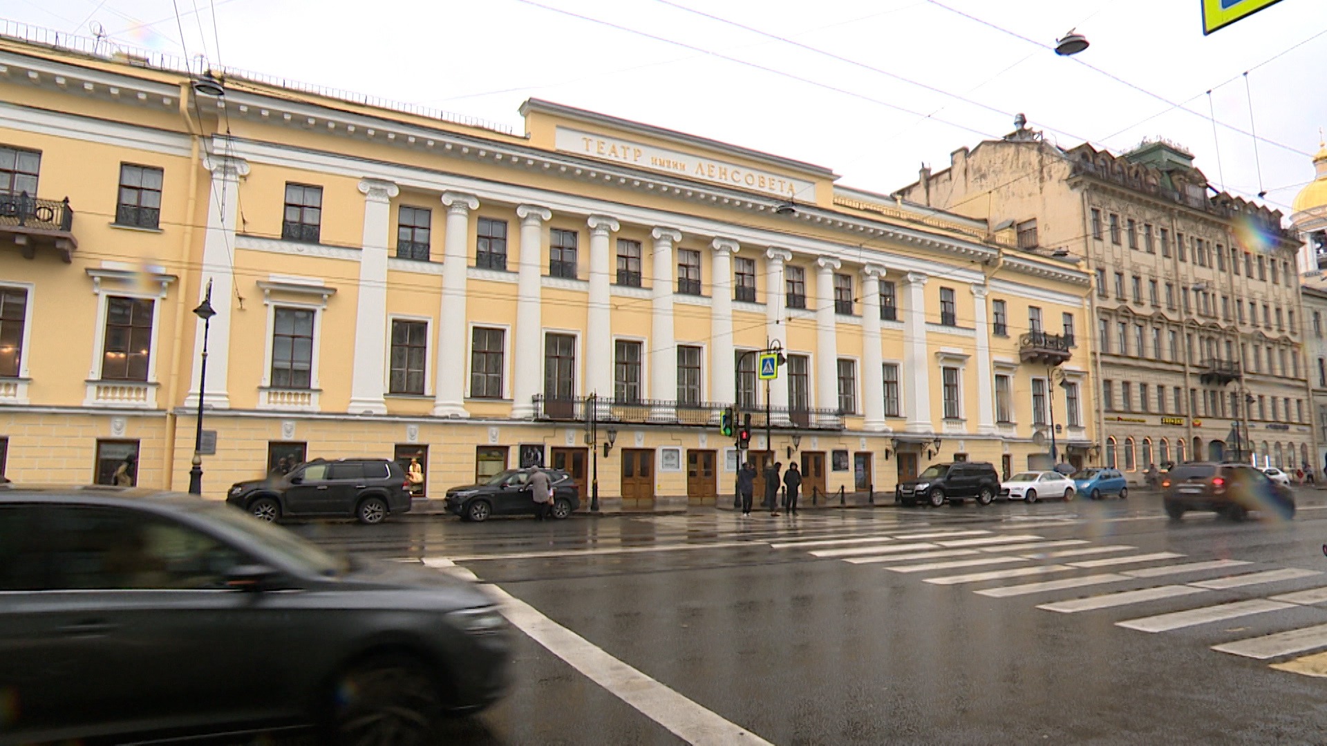 В петербургском театре имени Ленсовета раньше срока завершили реставрацию  фасада