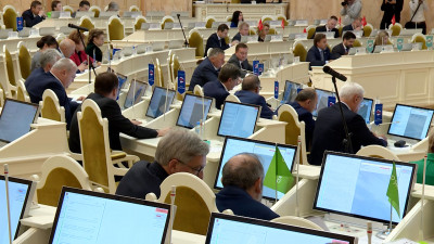Законопроект о корректировке бюджета Петербурга внесен в городской парламент