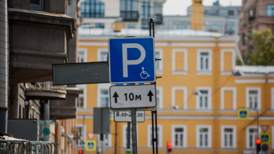У Казанского моста появились дополнительные парковочные места для инвалидов