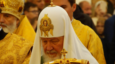 Патриарх Кирилл освятил Воскресенский храм на Смоленском кладбище