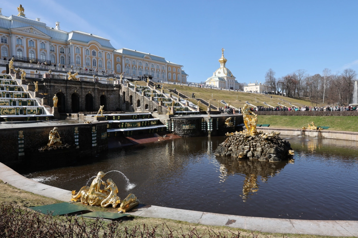 Парки Петергофа закрыли из-за шторма - tvspb.ru
