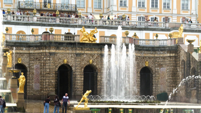 Сегодня в Петергофе последний день, когда можно насладиться фонтанами