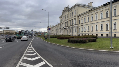 В Петербурге обновляют подъезды к медицинским учреждениям