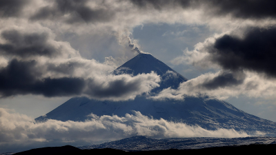 Вулкан Ключевской на Камчатке выбросил пепел на высоту 6 км