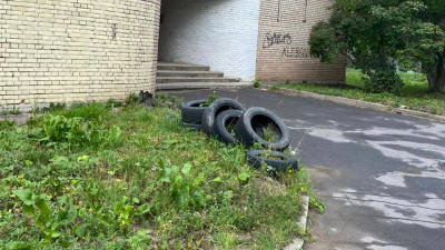 Прокуратура потребовала очистить участок на Пулковской улице от покрышек и мусора