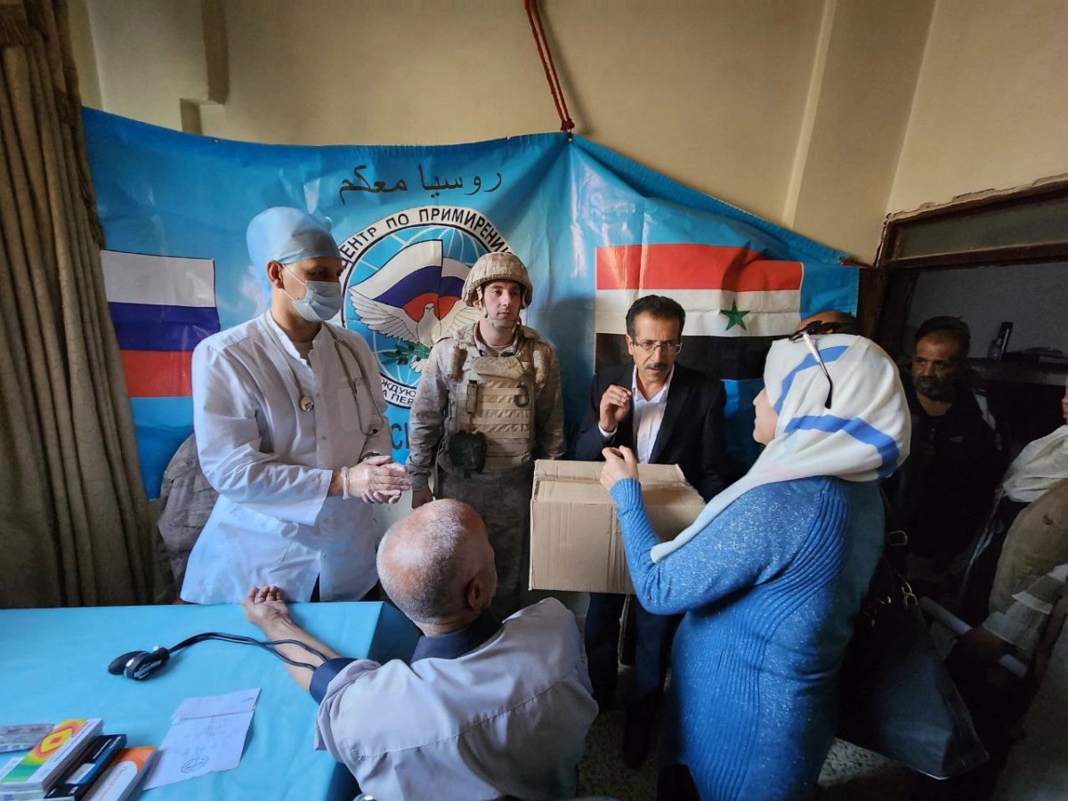 Российские военнослужащие передали гуманитарную помощь школьникам населенного пункта Диабия в сирийской провинции Риф-Дамаск - tvspb.ru