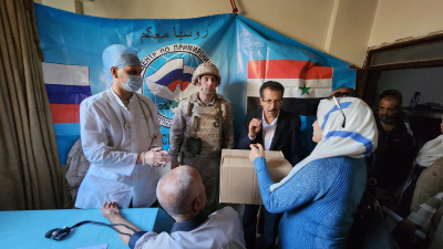 Российские военнослужащие передали гуманитарную помощь школьникам населенного пункта Диабия в сирийской провинции Риф-Дамаск