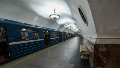 Движение на красной ветке петербургского метро восстановили после сбоя