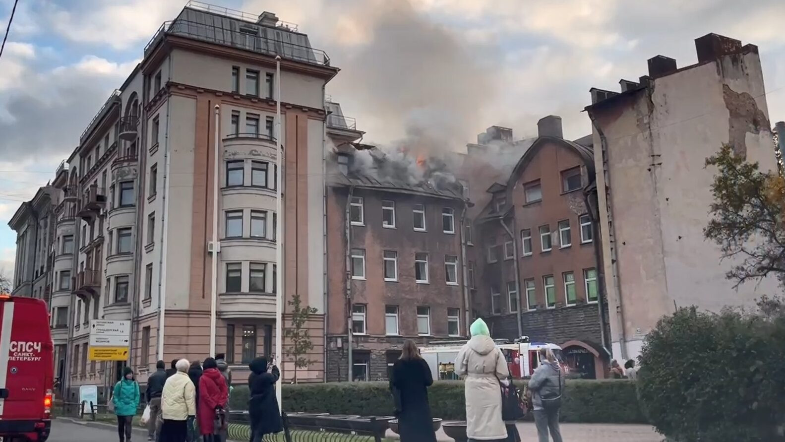 В жилом доме на Большом Сампсониевском проспекте начался сильный пожар |  Телеканал Санкт-Петербург