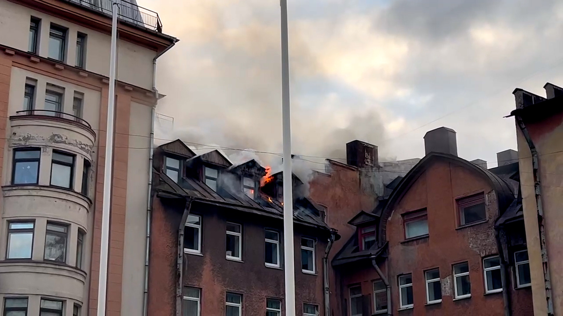 В жилом доме на Большом Сампсониевском проспекте начался сильный пожар |  Телеканал Санкт-Петербург