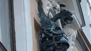 Возвращение драконов: кованые скульптуры после реставрации вернулись на фасад дома на Зверинской