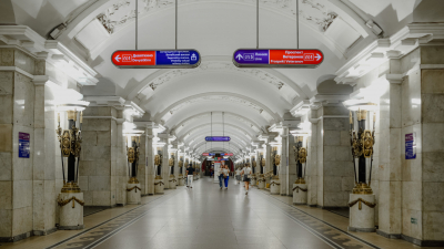 В петербургском метро пассажир упал на рельсы и остался жив