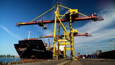 В Петербургском грузовом порту на этой неделе пришвартовался контейнеровоз из Шанхая
