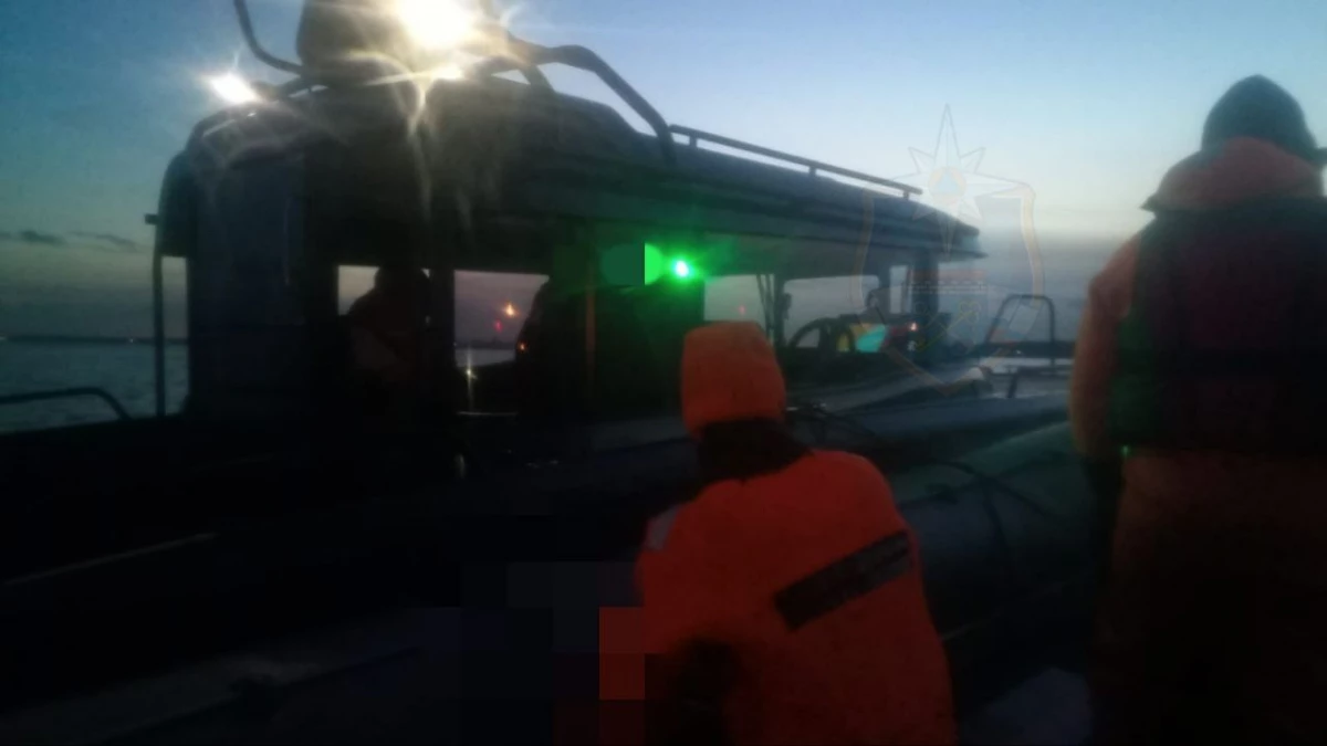 На Ладоге спасли троих человек из катера, севшего на мель - tvspb.ru