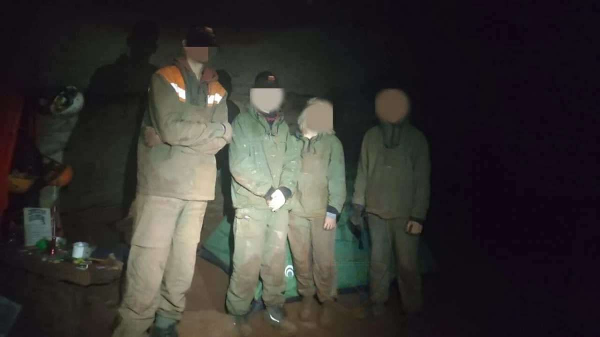 Спасатели вывели из Саблинских пещер четверых спелеологов - tvspb.ru