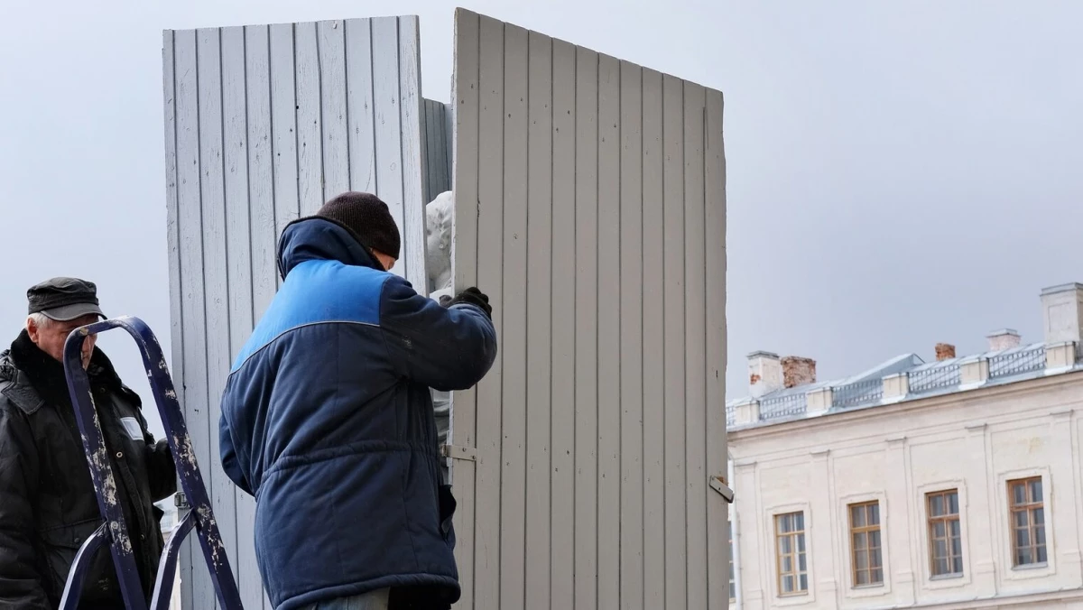 В Гатчине скульптуры укрыли футлярами на зиму - tvspb.ru