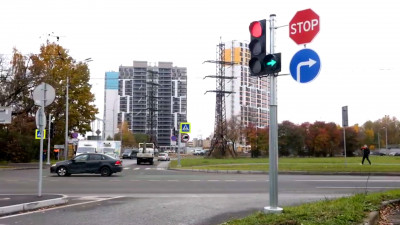 Новый светофор заработал на пересечении шоссе Революции с Бокситогорской улицей