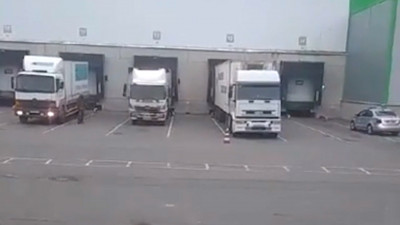 Водитель грузовика насмерть задавил коллегу на Московском шоссе