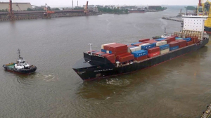 В петербургский порт прибыл самый большой по объему перевозимого груза контейнеровоз из Китая