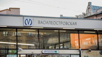 Вход на «Василеостровскую» ограничили из-за остановки эскалатора