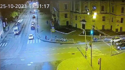 Попал в реанимацию: Камеры засняли, как курьер нарушил ПДД и влетел в трамвай