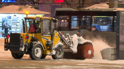 На улицах Петербурга задействованы более 800 единиц техники для чистки снега