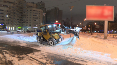Петербуржцам показали уборку дворов от снега в Калининском районе