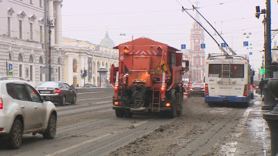 На уборку улиц Петербурга отправили 800 единиц техники и 900 дворников