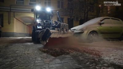 В Петербурге 800 спецмашин и 900 дворников вышли на уборку последствий снегопада