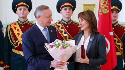 По поручению президента Александр Беглов вручил в Смольном государственные награды