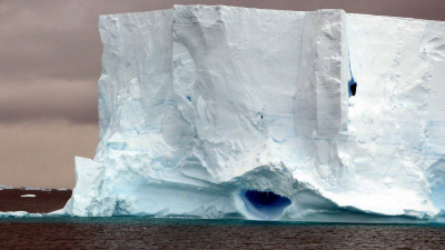 Айсберг размером в два Петербурга вынесло в Южный океан