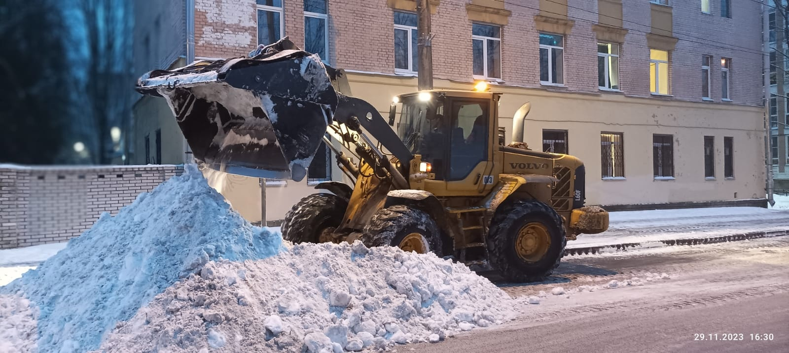 Комитет по благоустройству показал, как дворники и техника круглосуточно  работают в Петербурге | Телеканал Санкт-Петербург