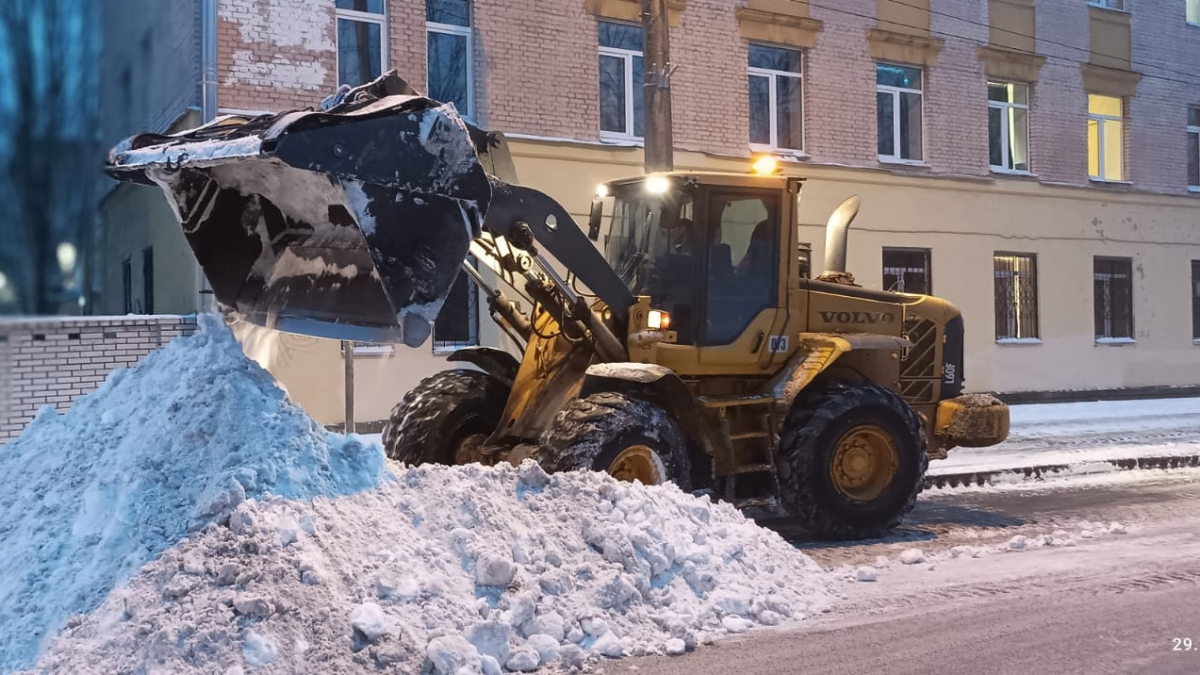 Комитет по благоустройству показал, как дворники и техника круглосуточно  работают в Петербурге | Телеканал Санкт-Петербург