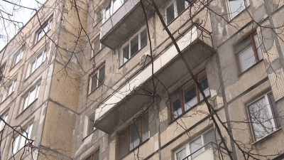 В Петербурге мужчина выпал из окна шестого этажа и разбился
