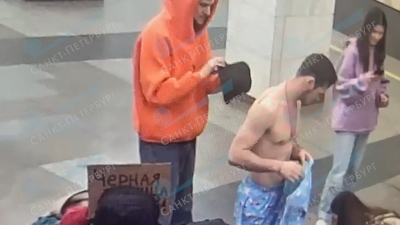 Молодых людей в пижамах увезли в отдел полиции прямо из петербургского метро