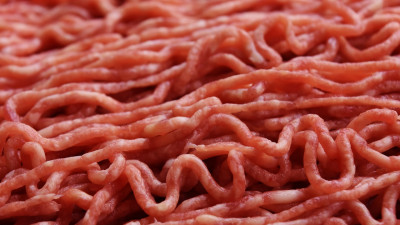 Российские производители стали чаще добавлять в продукты запрещенный «мясной клей»