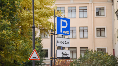 В Петербурге расширился список льготников для бесплатной парковки