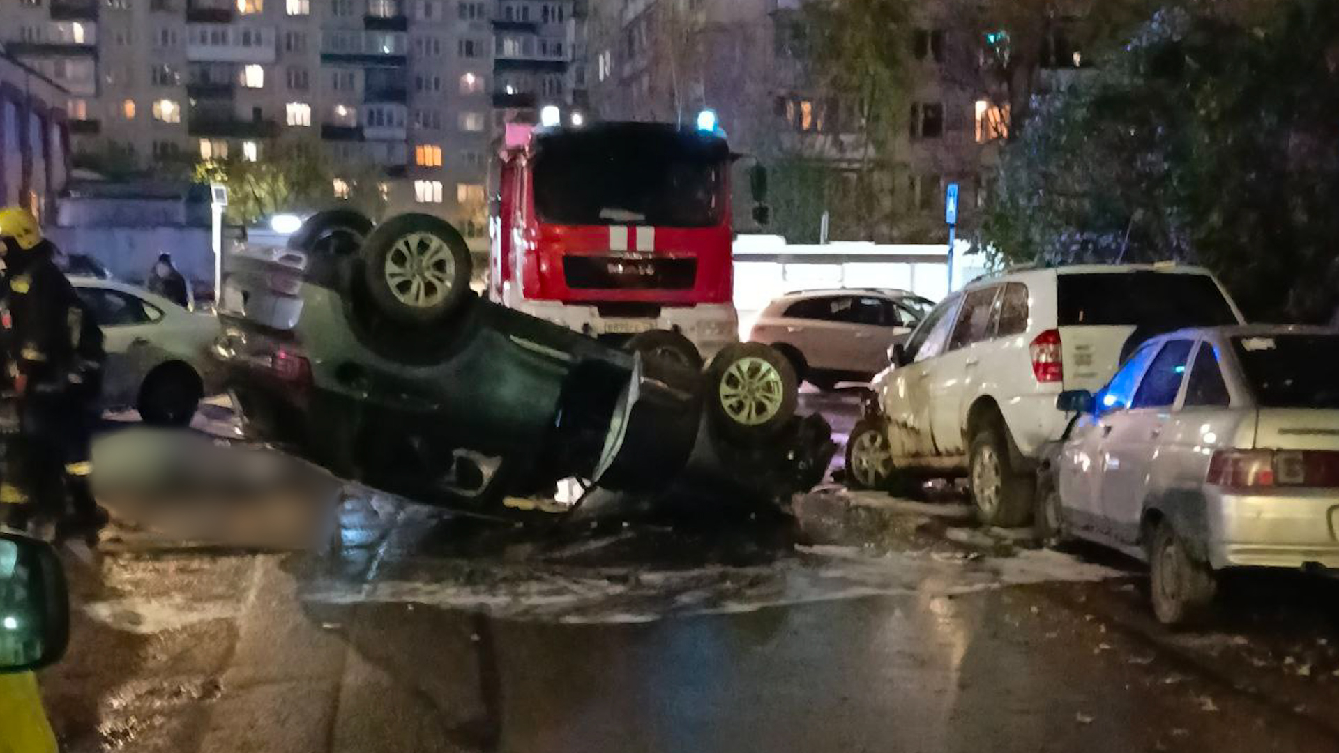 Во дворе дома на Ленской улице случилось массовое ДТП с погибшим