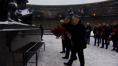 На площади Победы почтили память азербайджанцев, защищавших Ленинград от фашистов