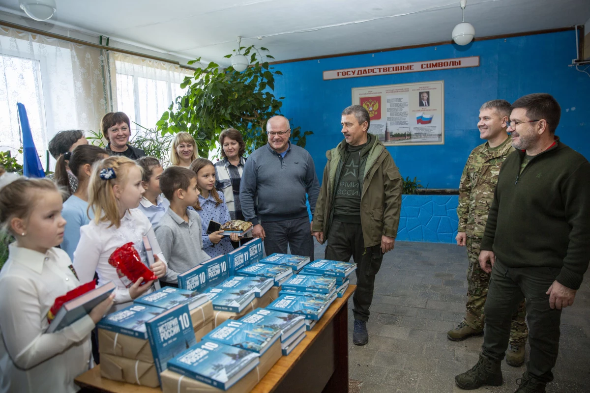 Гимназисты Луганской народной республики получили новые учебники истории из Петербурга - tvspb.ru