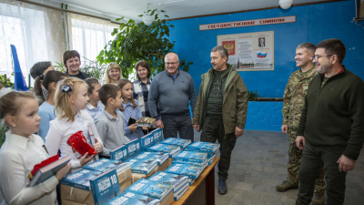 Гимназисты Луганской народной республики получили новые учебники истории из Петербурга