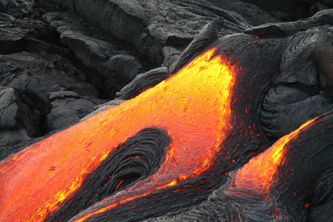 Какие волны возникают при извержении подводных вулканов. Лавовые поля Мауна Лоа Гавайи. Лава магма. Магма вулкана. Супервулкан Йеллоустоун 2020.